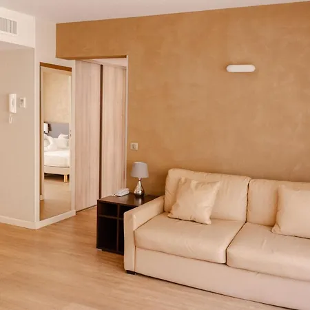 Chateauneuf Апарт-готель Мантон