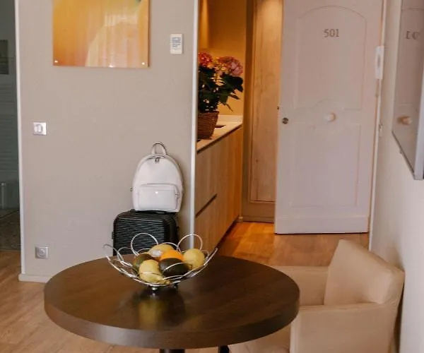 新城堡公寓 4* 芒通